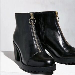 Vagabond Black Heeled Boots with Zipper